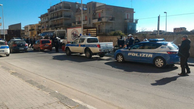 L'intervento di polizia e vigili urbani contro gli ambulanti abusivi