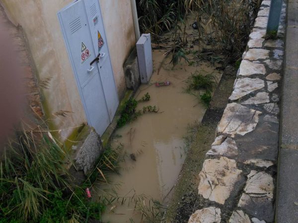 La cabina dell'Enel minacciata dall'acqua