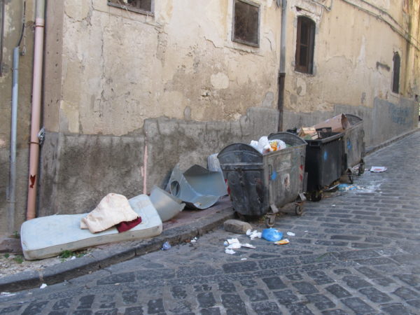 Rifiuti ingombranti abbandonati accanto alla chiesa di San Paolo