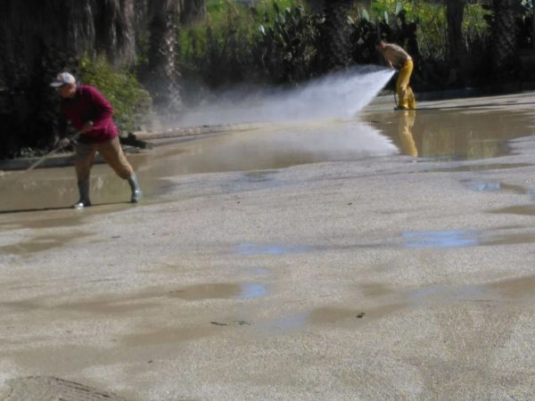 Operai al lavoro per ripulire La Rotonda dal fango