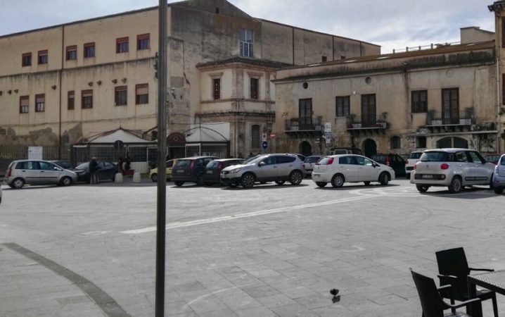 Auto in sosta vietata in piazza Sant'Angelo