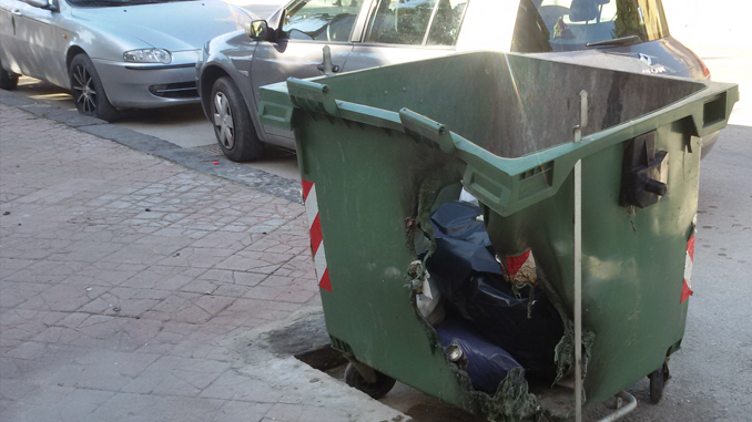 Cassonetto bucato in via Dalla Chiesa