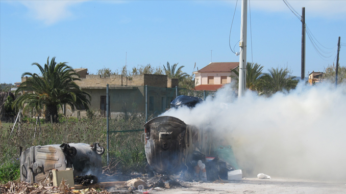 Cassonetti a fuoco in contrada Chiavarello