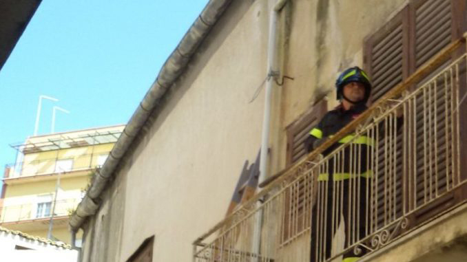 Un vigile del fuoco al lavoro