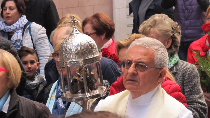 La processione con la reliquia di Santa Rita