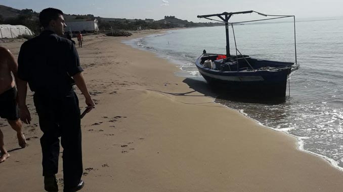 Una delle barche approdate alla Playa