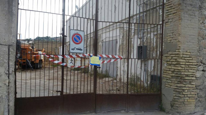 I sigilli apposti all'ingresso dell'ex mattatoio comunale