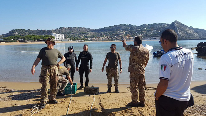 Militari della guardia costiera al lavoro a Mollarella