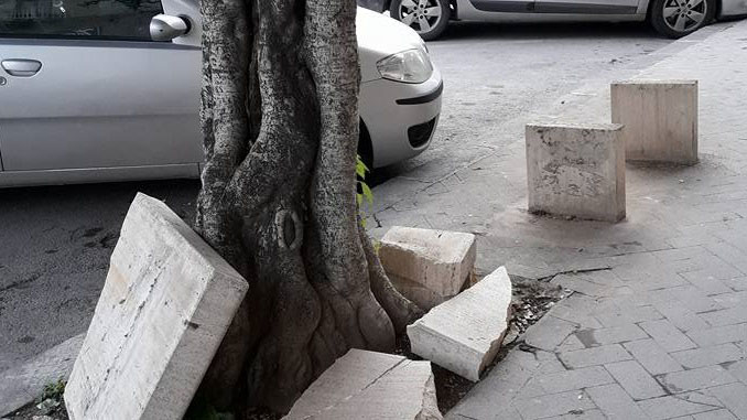 Panchina distrutta dai vandali in corso Roma