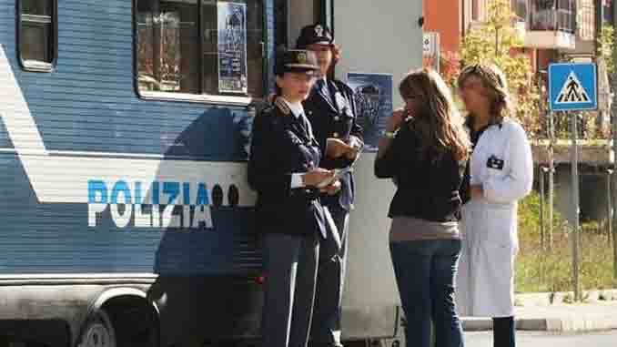 La polizia con le donne