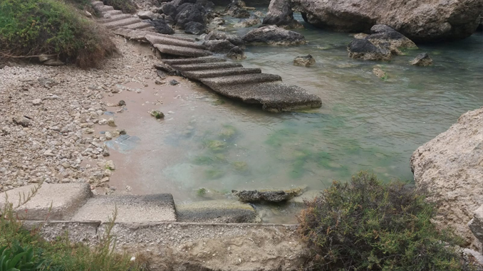 Scala crollata ella spiaggia San Nicola