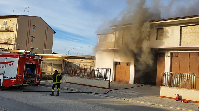 Autosalone in fiamme