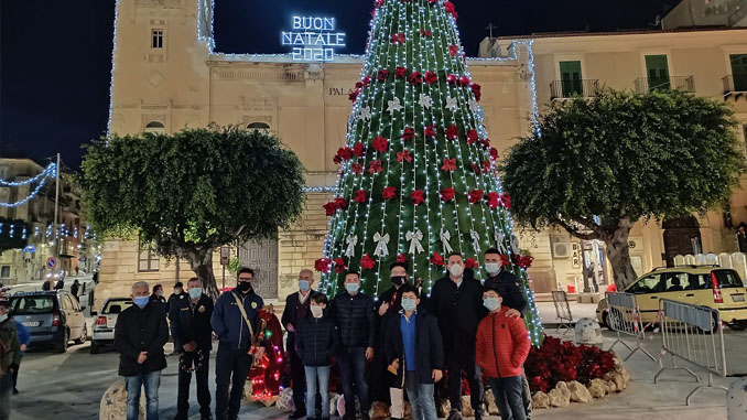 Albero di Natale acceso