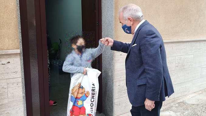 Sindaco dona regali ai bimbi