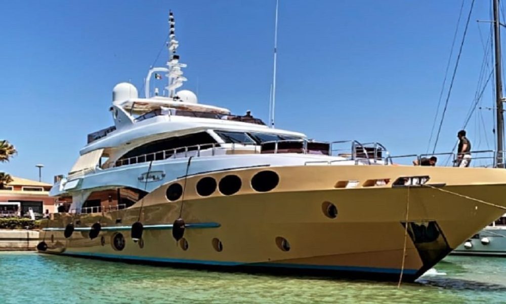 yacht dorato sardegna