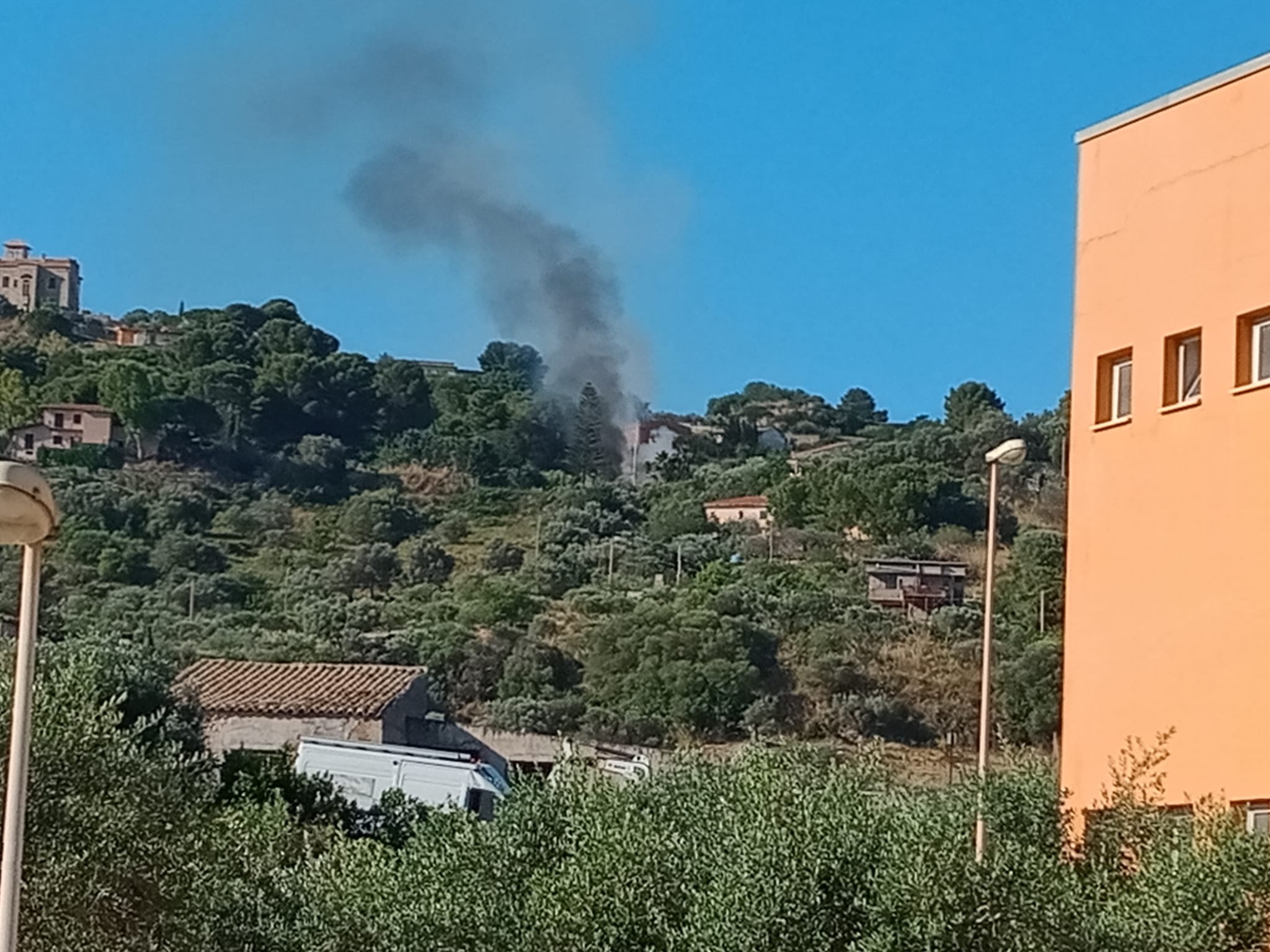 Incendio strada comunale Montagna