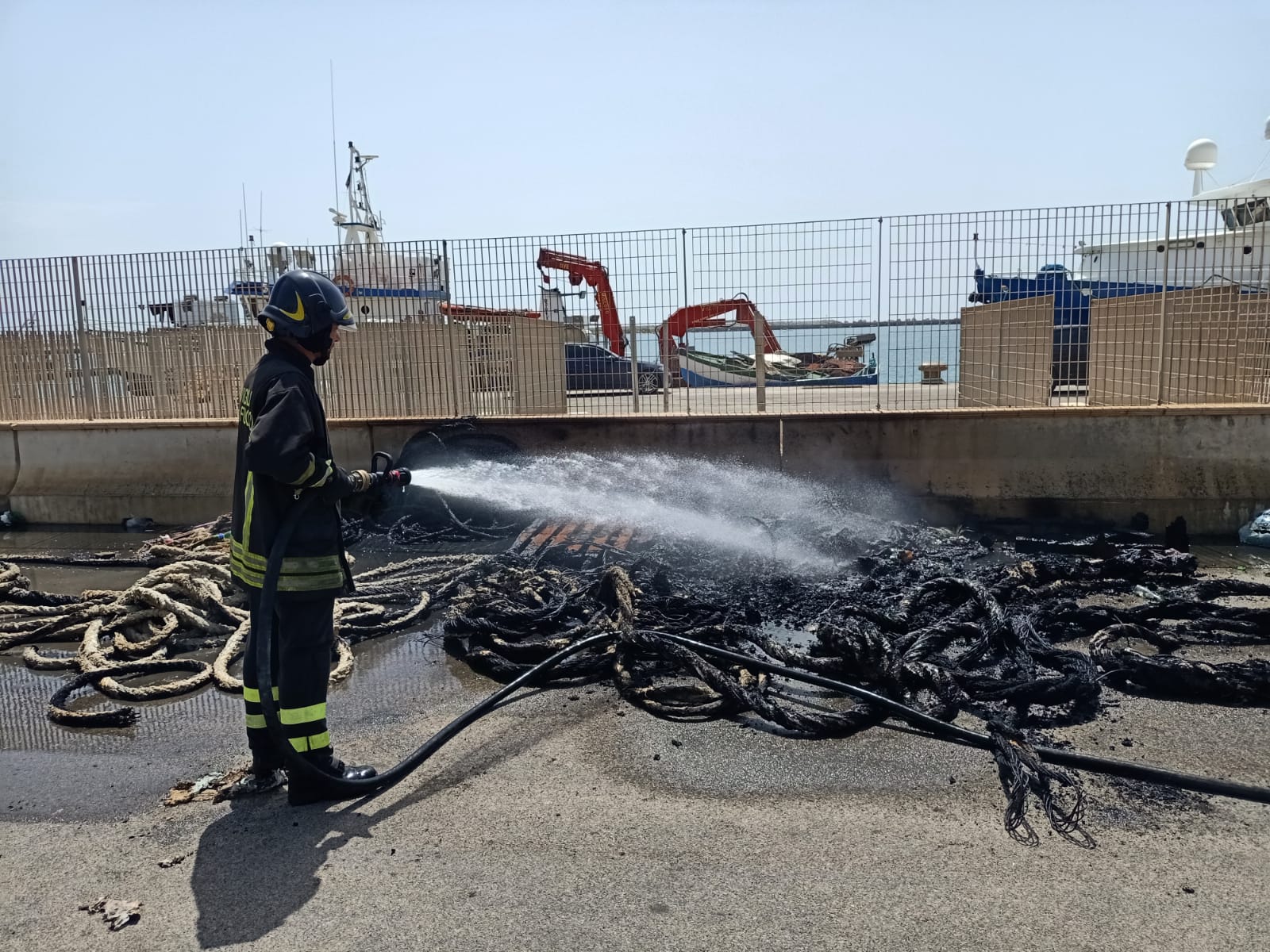 Vigili del fuoco al porto