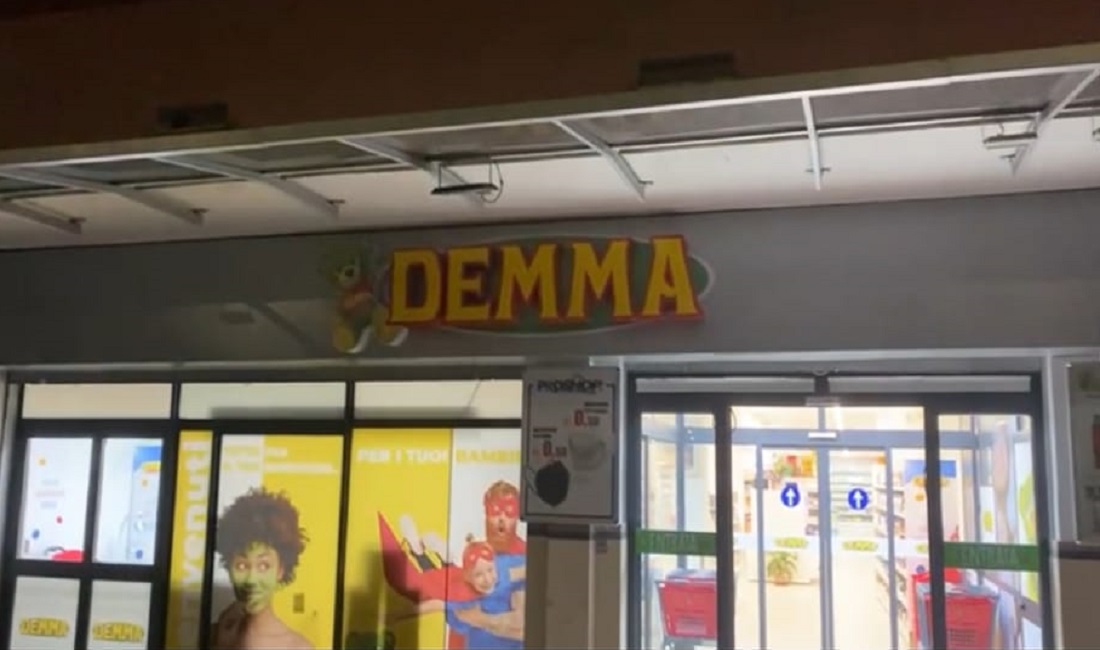 Demma insegna spenta